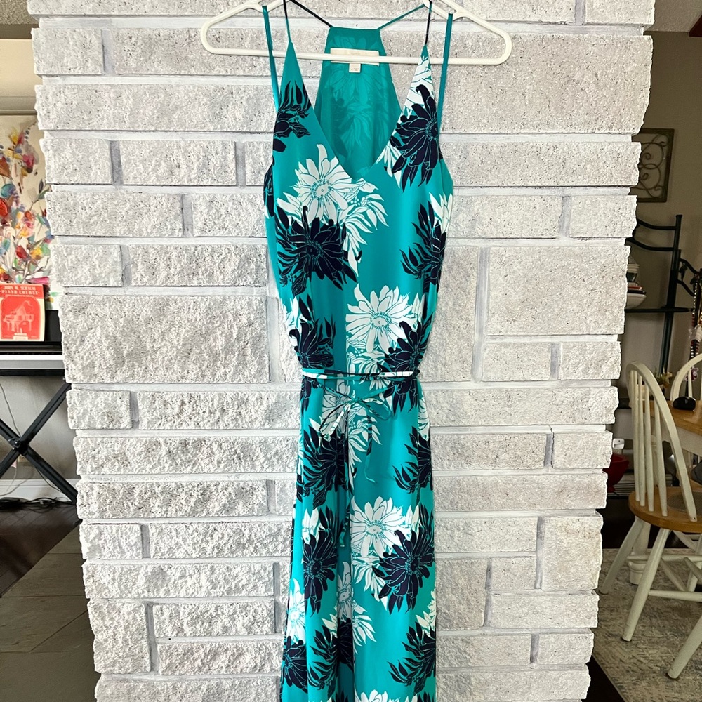 Beautiful Loft maxi dress, size 4, excellent condition, rayon fully lined.
